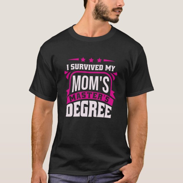 I Survived My Mom's Master's Degree Master Graduat T Shirt (Framsida)
