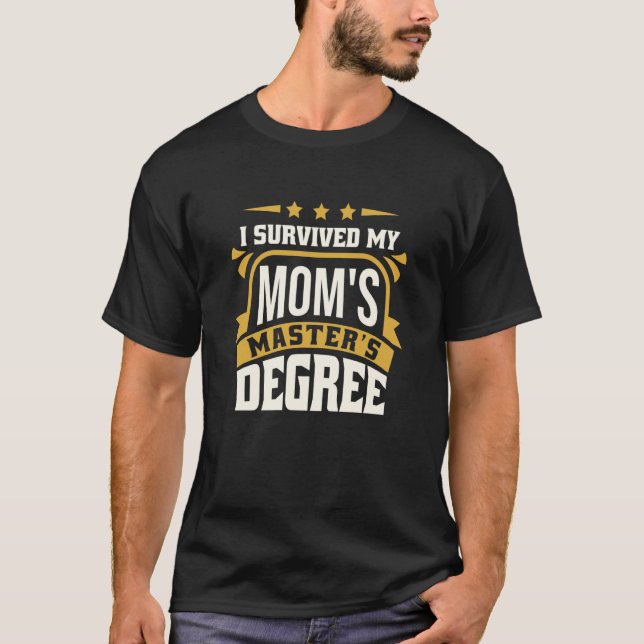 I Survived My Mom's Master's Degree Master Graduat T Shirt (Framsida)
