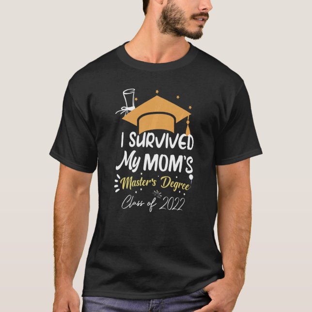 I Survived My Mom's Master's Degree Masters Gradua T Shirt (Framsida)