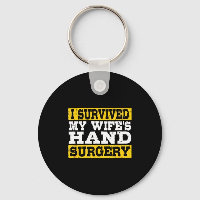 I Survived My Wife's Hand Surgery Funny Recovery  Nyckelring (Framsida)