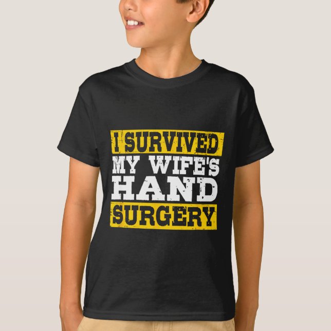 I Survived My Wife's Hand Surgery Funny Recovery  T Shirt (Framsida)