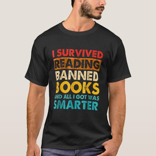 I Survived Reading Banned Books Book   Bookaholic T Shirt (Framsida)