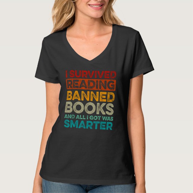 I Survived Reading Banned Books Bookaholic T Shirt (Framsida)