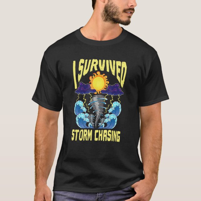 I Survived Storm Chasing Tornado Chaser  Meteorolo T Shirt (Framsida)
