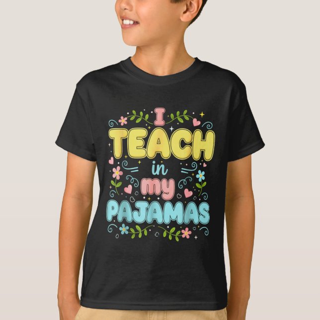 I Teach In My Pajamas Funny Online Virtual Teacher T Shirt (Framsida)
