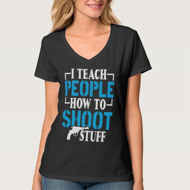 I Teach People How To Shoot Stuff Shooting Range I T Shirt (Framsida)