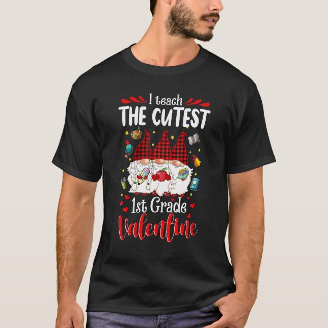 I Teach The Cutest 1st Grade Valentines Gnomes Tea T Shirt (Framsida)
