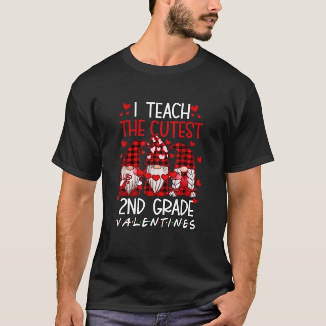 I Teach The Cutest 2nd Grade Valentines Gnome Teac T Shirt (Framsida)