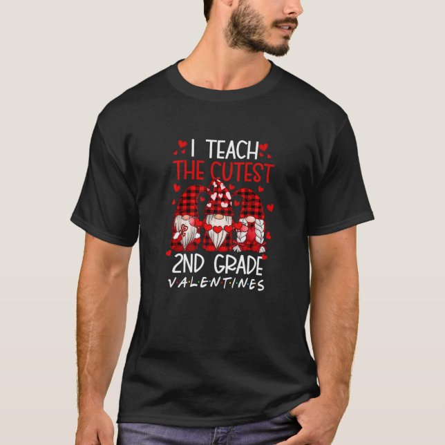 I Teach The Cutest 2nd Grade Valentines Gnome Teac T Shirt (Framsida)