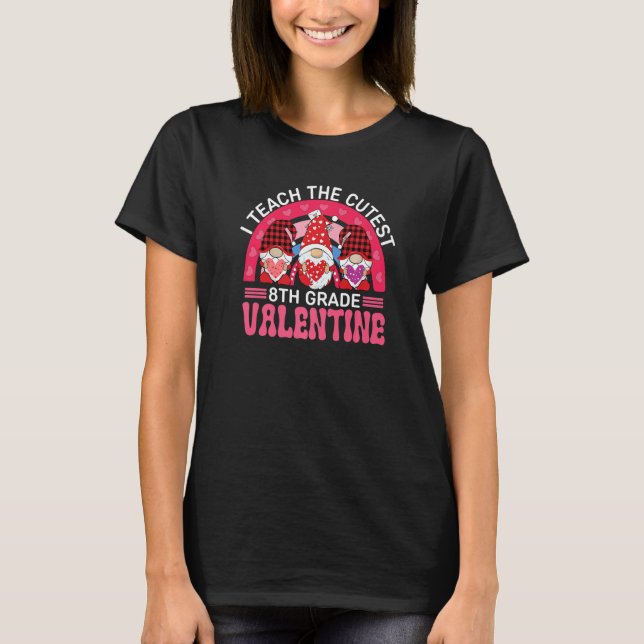 I Teach The Cutest 8TH GRADE Valentines Gnomes Tea T Shirt (Framsida)