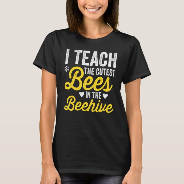 I Teach The Cutest Bees In The Beehive Teacher Lif T Shirt (Framsida)
