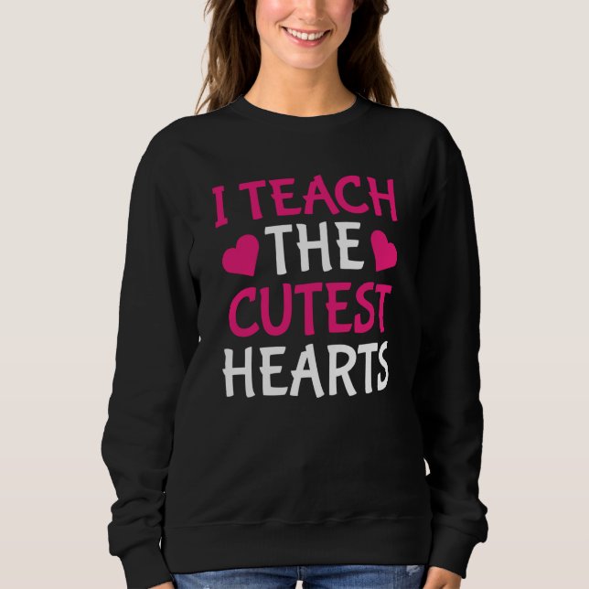 I Teach The Cutest Hearts Teacher Valentines Day T Shirt (Framsida)