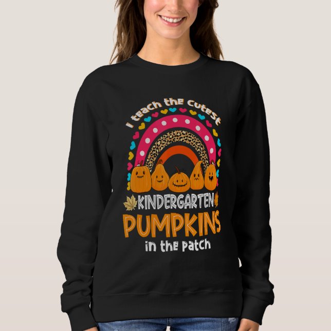 I Teach The Cutest Kindergarten Pumpkin Rainbow Ha T Shirt (Framsida)