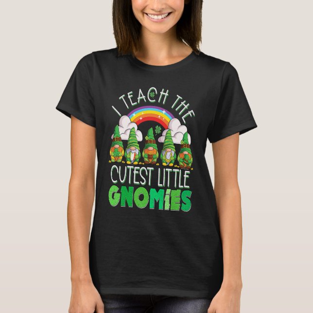 I Teach the Cutest Little Gnomies Teacher St Patri T Shirt (Framsida)