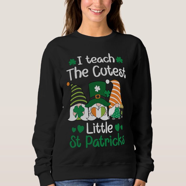 I teach the cutest Little St Patrick's day Gnome T Shirt (Framsida)