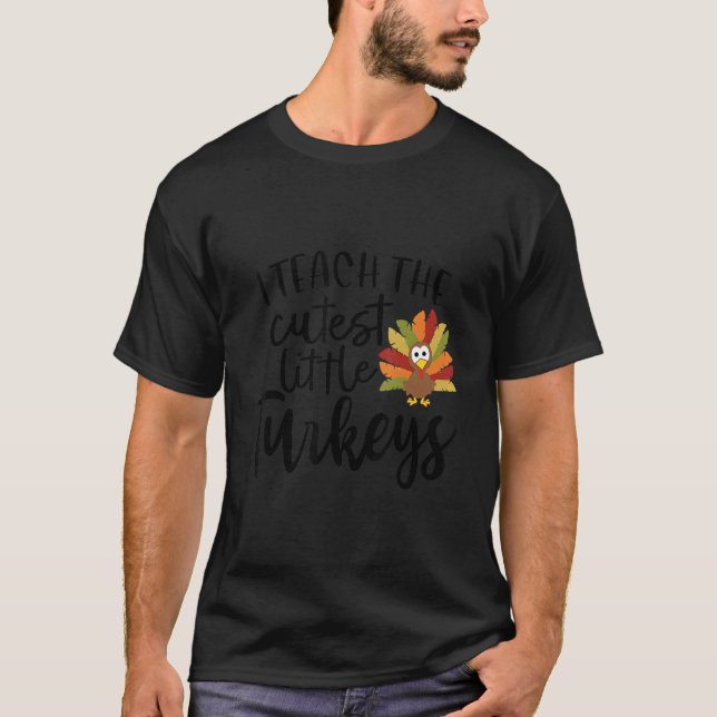 I Teach The Cutest Little Turkeys Thanksgiving Day T Shirt (Framsida)