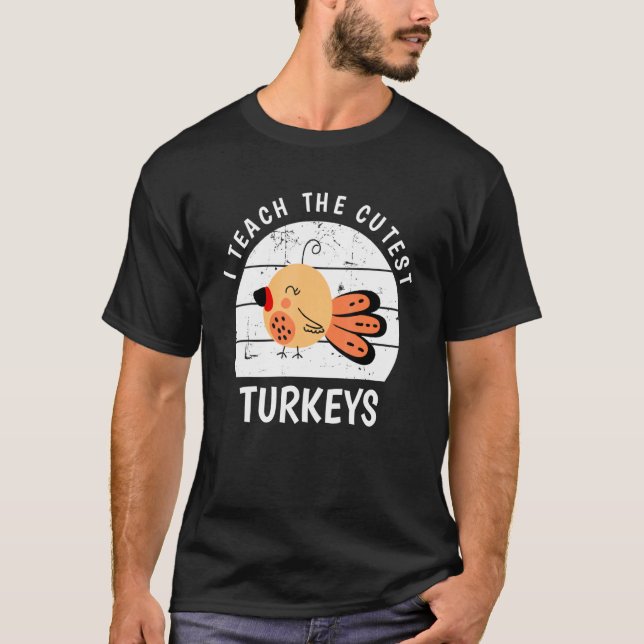 I Teach The Cutest Little Turkeys Thanksgiving Day T Shirt (Framsida)