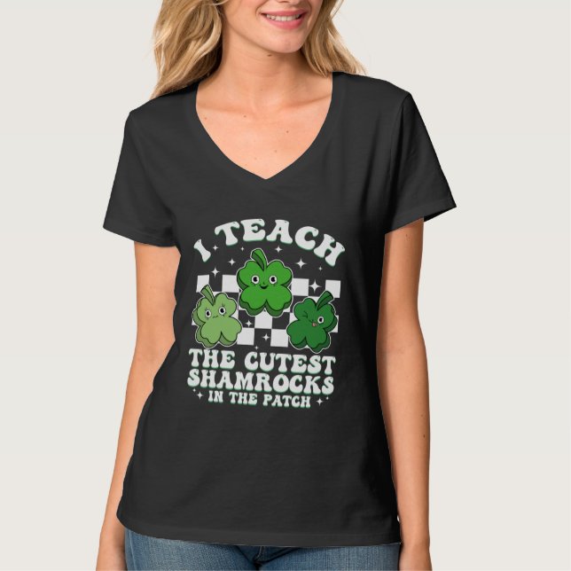 I Teach The Cutest Shamrocks Groovy Teacher St Pat T Shirt (Framsida)