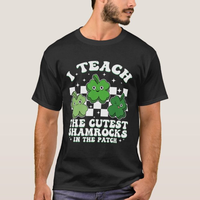 I Teach The Cutest Shamrocks Groovy Teacher St Pat T Shirt (Framsida)