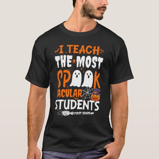 I Teach The Most Spook Tacular Students 1st Grade  T Shirt (Framsida)