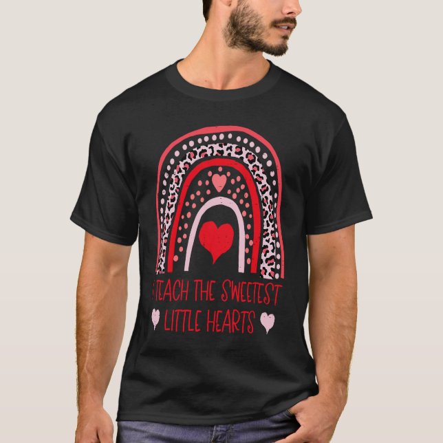 I Teach The Sweetest Hearts Rainbow Valentines Day T Shirt (Framsida)