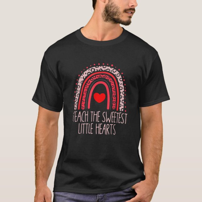 I Teach The Sweetest Hearts Rainbow  Valentines Te T Shirt (Framsida)