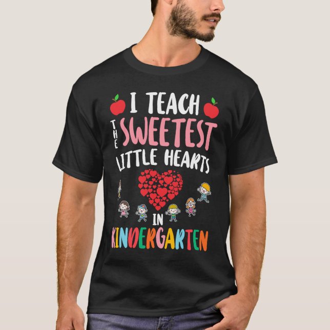 I Teach The Sweetest Little Hearts in Kindergarten T Shirt (Framsida)