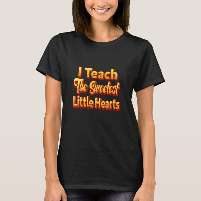 I Teach The Sweetest little Hearts Rainbow Valenti T Shirt (Framsida)