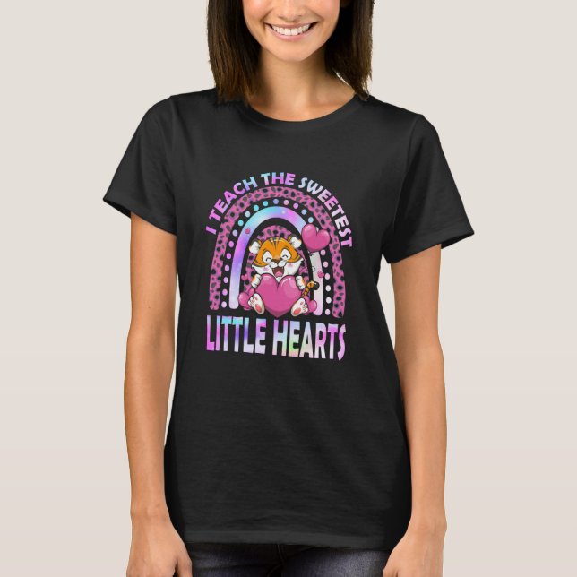 I Teach The Sweetest little Hearts Rainbow Valenti T Shirt (Framsida)