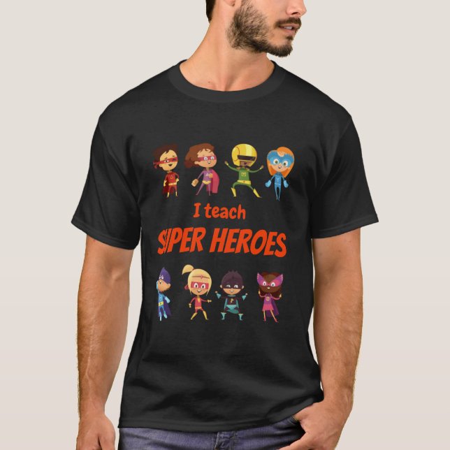 I Teach Toppen Heroes - Tecknad Bok Hero Lärare T Shirt (Framsida)