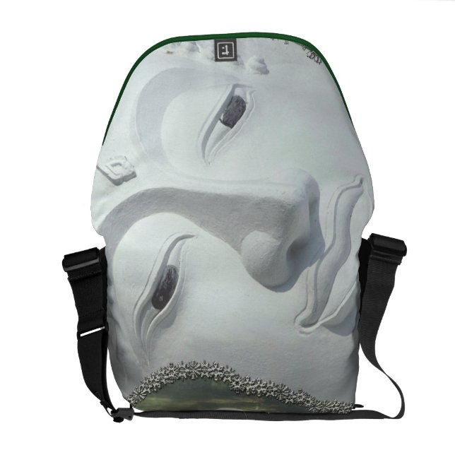 I trädgården - Quan Yin & blommor Messenger Bag (Öppen Baksida)