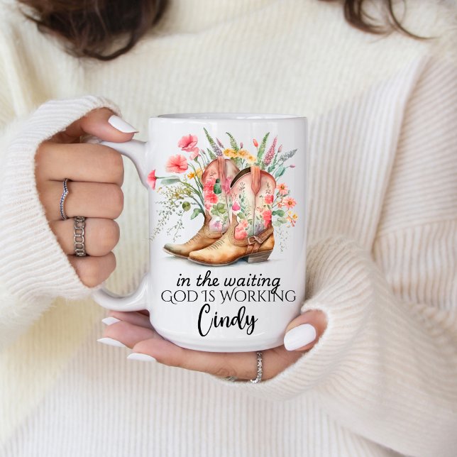 I väntan arbetar Gud | Personligt namn  Kaffemugg (Encourage the one you love with this beautiful God is Working quote. )