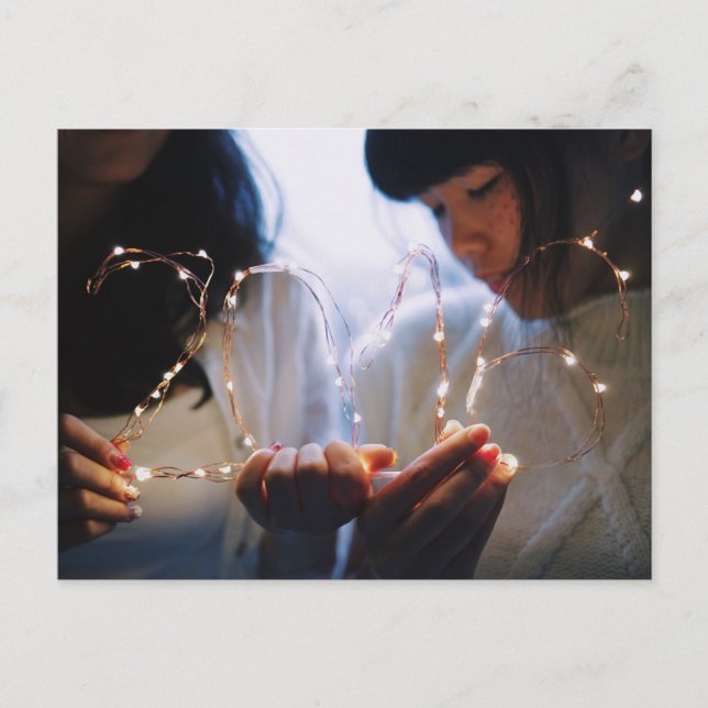 I vår hand 2016 NYC Lighting Porträtt Photo Vykort (Framsida)