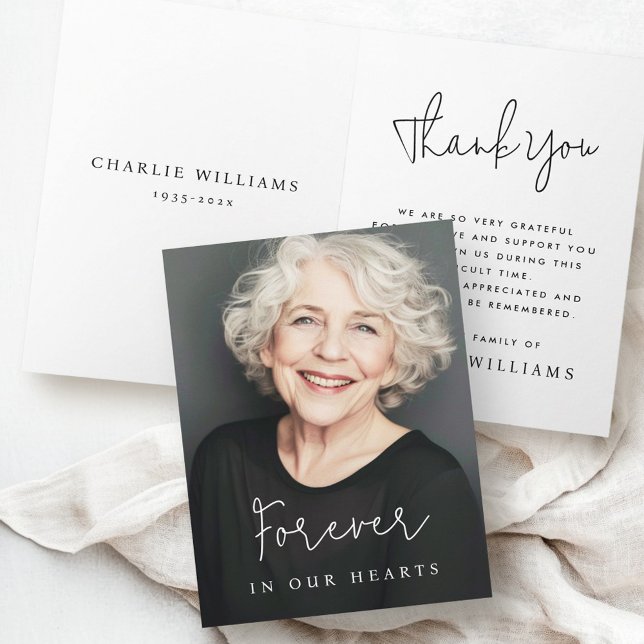 I våra hjärtan avslappnad vi begravningsfoto tack kort (Forever in our hearts casual script funeral photo thank you card)