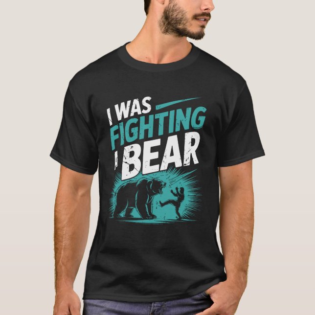 I Was Fighting A Bear After Surgery Recovery Leg B T Shirt (Framsida)