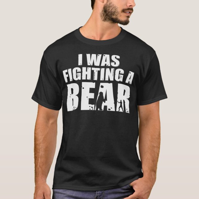 I Was Fighting A Bear Funny Get Well T Shirt (Framsida)