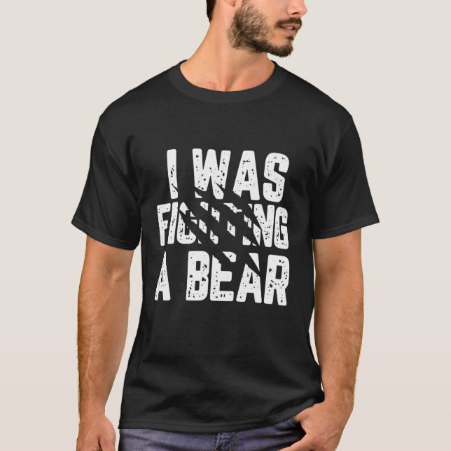 I Was Fighting A Bear  Injury Get Well Soon Tee (Framsida)
