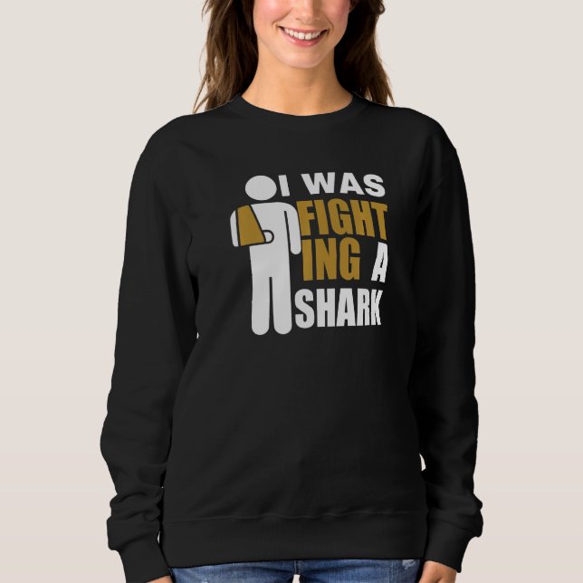 I Was Fighting A Shark  Broken Arm Fracture T Shirt (Framsida)