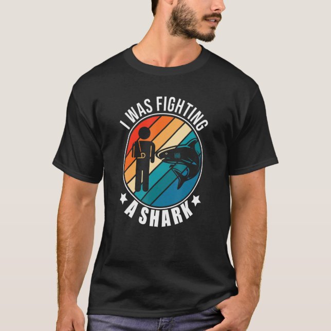 I Was Fighting A Shark   Broken Arm Fracture T Shirt (Framsida)