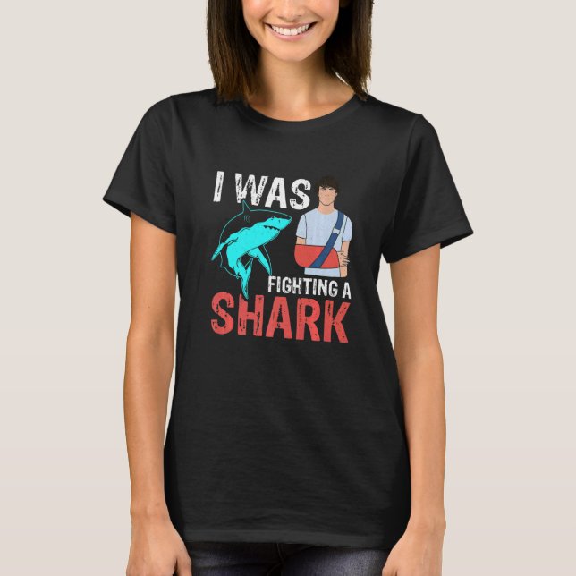 I Was Fighting A Shark  Broken Bones  2 T Shirt (Framsida)