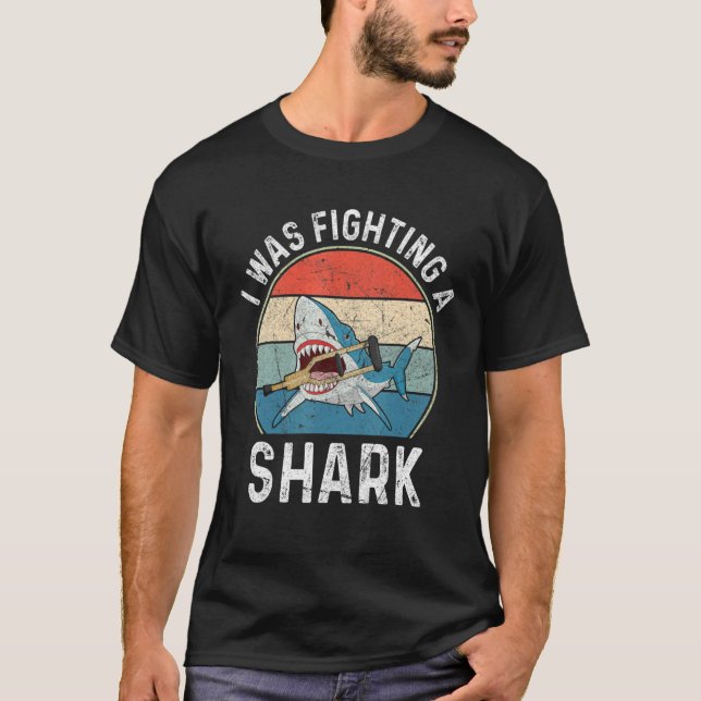 I Was Fighting A Shark  Broken Leg 3 T Shirt (Framsida)