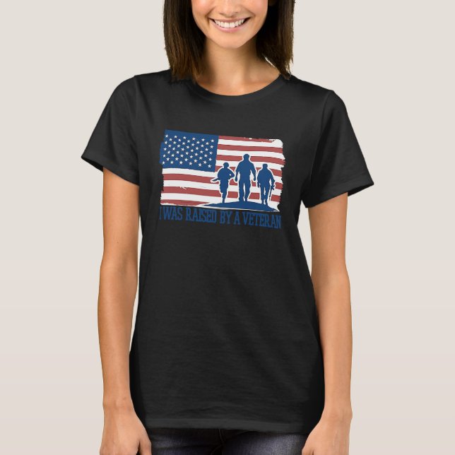 I Was Raised By A Veteran Veterans Day T Shirt (Framsida)