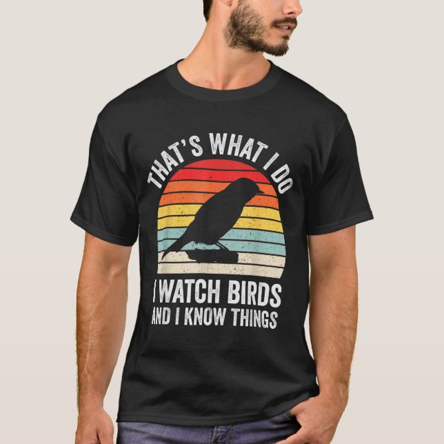 I Watch Birds I Know Things Funny Birdwatcher Bird T Shirt (Framsida)