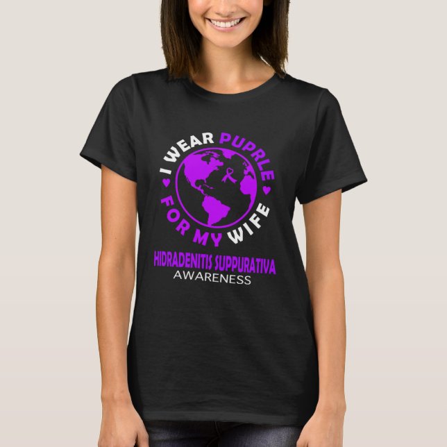 I wear PURPLE for my WIFE HIDRADENITIS SUPPURATIVA T Shirt (Framsida)