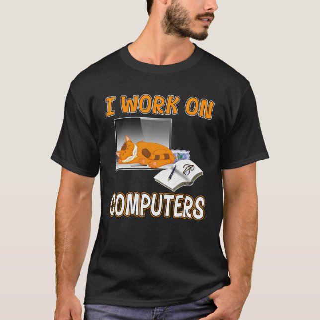 I Work On Computers  Cute Cat Information Technolo T Shirt (Framsida)