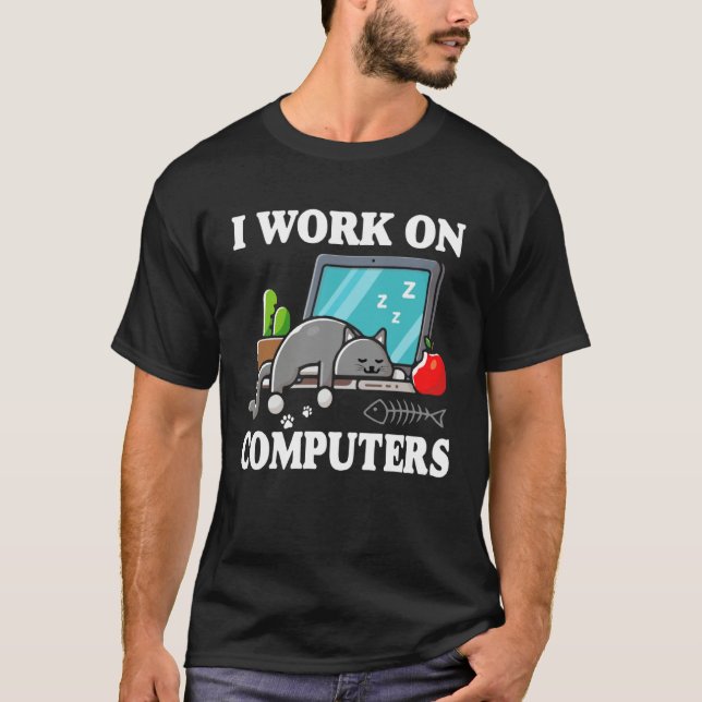 I Work On Computers  Cute Tech Homeworking Cat T Shirt (Framsida)