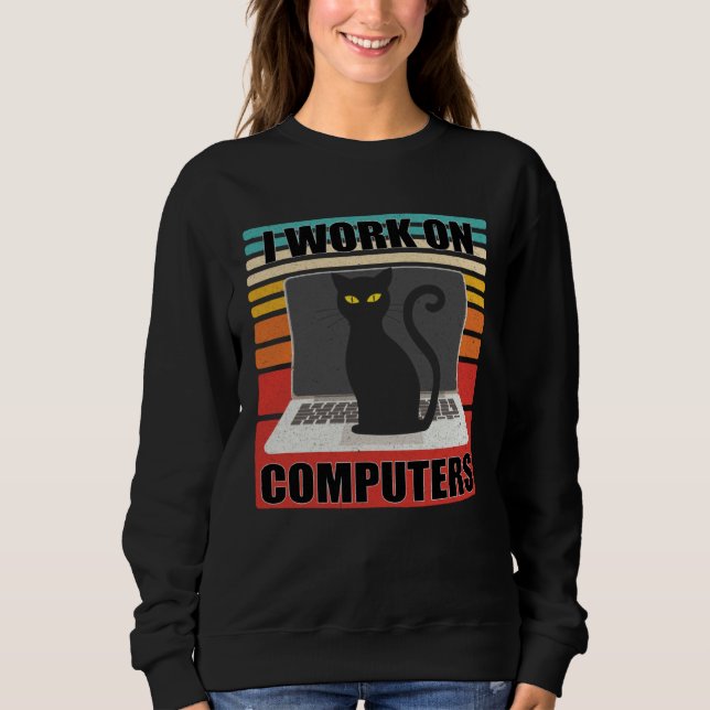 I Work On Computers Distracting Cat on Laptop  Ret T Shirt (Framsida)