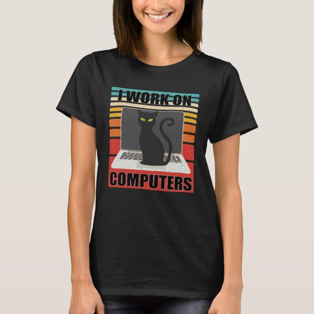 I Work On Computers Distracting Cat on Laptop  Ret T Shirt (Framsida)