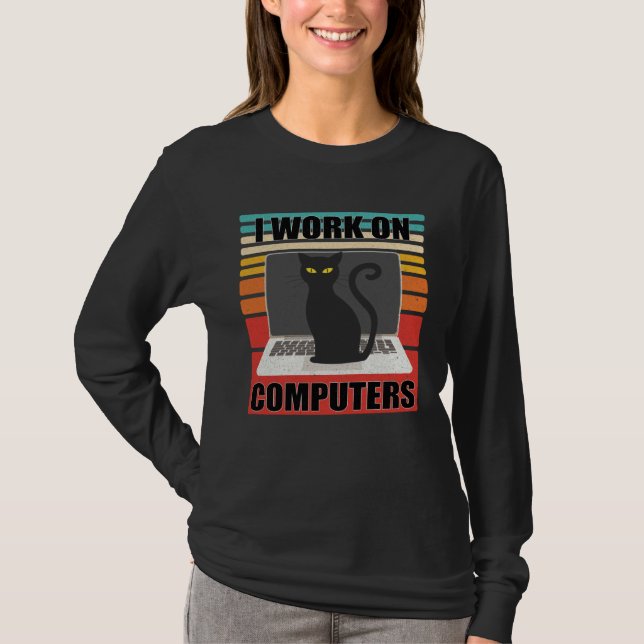 I Work On Computers Distracting Cat on Laptop  Ret T Shirt (Framsida)