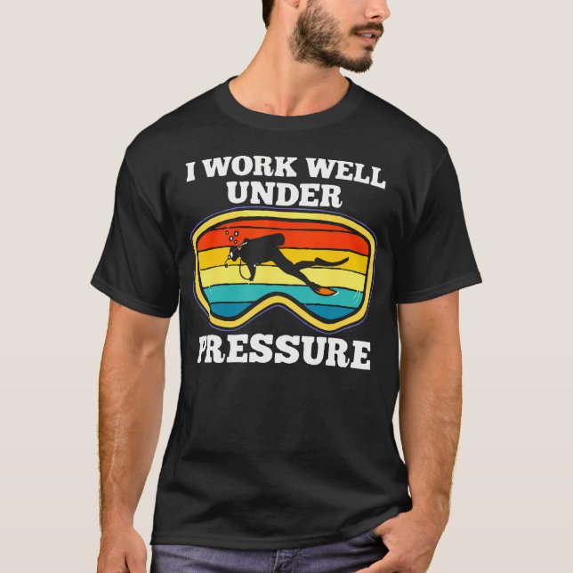 I Work Well Under Pressure Scuba Diving Diver Men  T Shirt (Framsida)
